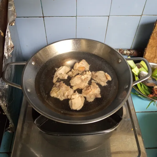 Rebus ayam hingga mendidih, kemudian buang air rebusan pertama. Lalu tuang kembali air rebusan yang kedua, masak hingga mendidih.