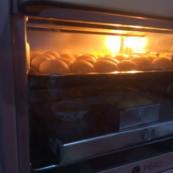 Oven selama 15-20 menit dengan suhu 180°-190° atau sampai matang. (Sesuaikan Oven Masing-masing). Setalah matang. Keluarkan dari oven. Kemudian oles dengan margarin. Dan siap disajikan.