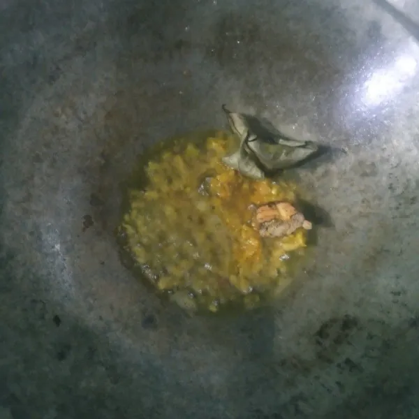 Tumis bumbu hingga harum.