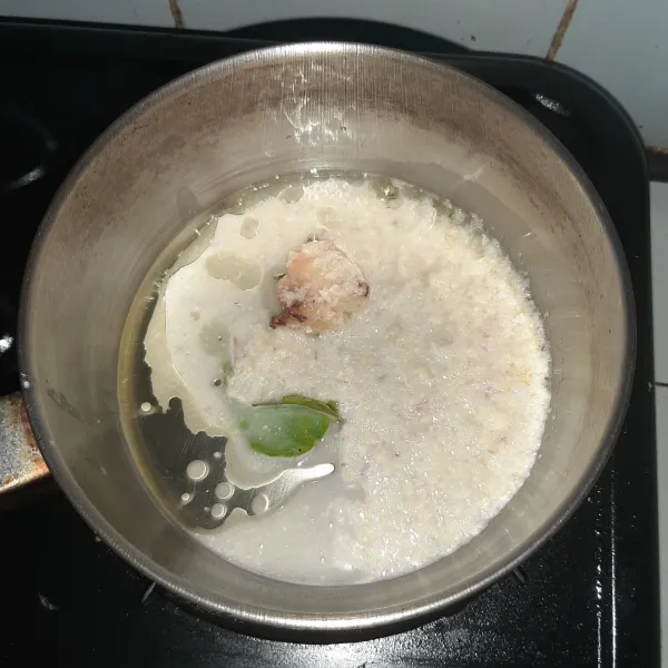 Tumis bumbu halus dengan lengkuas geprek dan daun jeruk.