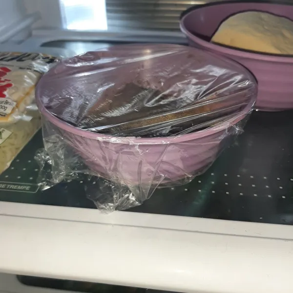 Tutup dengan plastic wrap lalu diamkan di chiller minimal 8 jam.