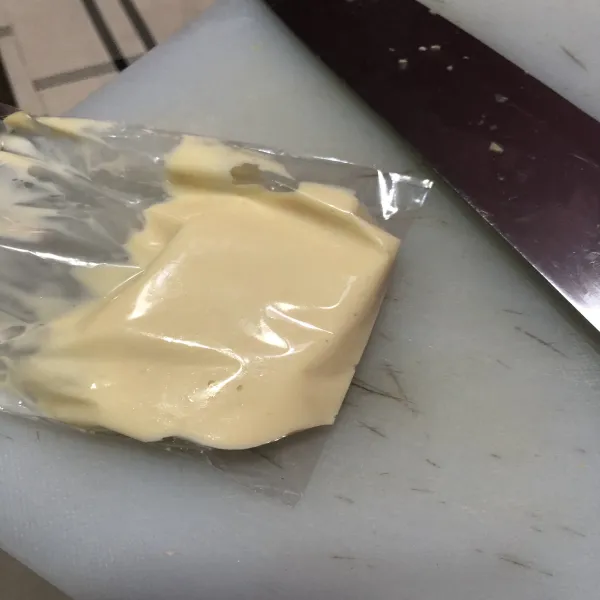 Campur cheese spread dengan gula dan susu hingga tercampur rata, masukkan ke dalam piping bag lalu sisihkan.
