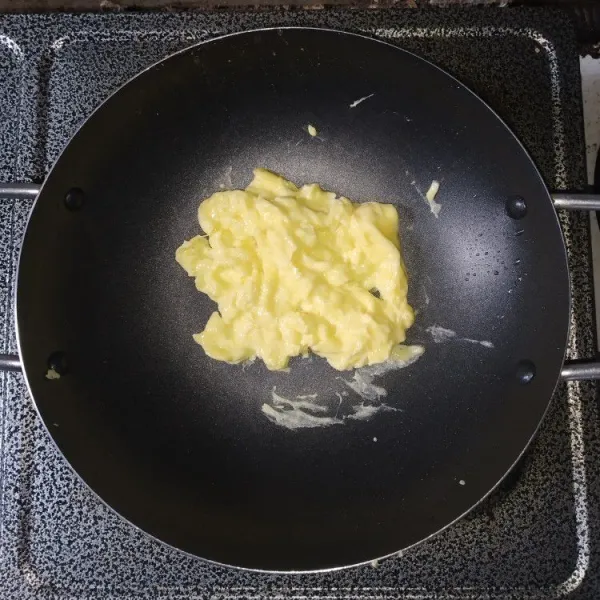 Kocok lepas telur dengan 1 sdm mayones, buat scrambled egg.