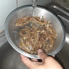 Cuci bersih ikan asin, kalau perlu rendam dahulu selama 10 menit lalu dibilas agar tidak terlalu asin, kemudian tiriskan.