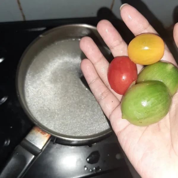 Tambahkan tomat, jika ingin rasa asam lebih kuat, belah dua tomatnya.