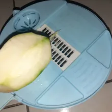 Parut bentuk korek mangga muda.
