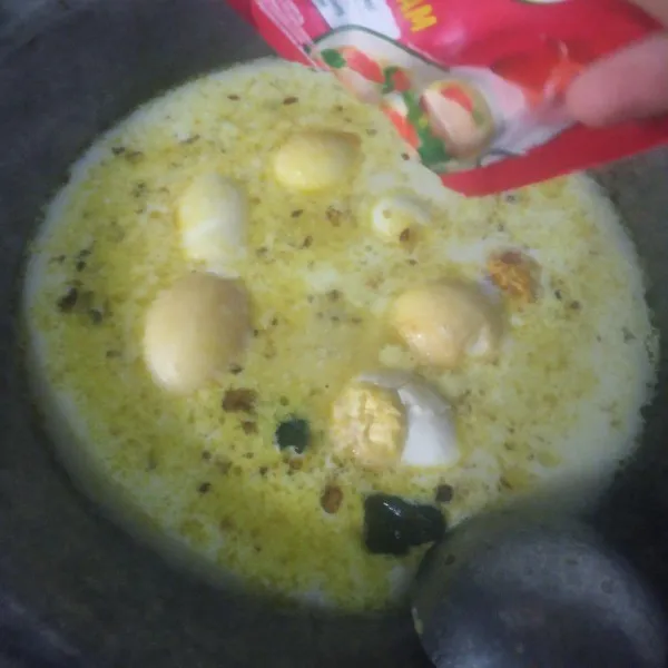 Tambahkan garam, kaldu bubuk, dan gula merah. Masak sampai kuah sedikit berkurang. Setelah matang, lalu angkat dan sajikan.