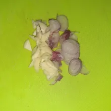 Iris tipis bawang merah dan bawang putih.