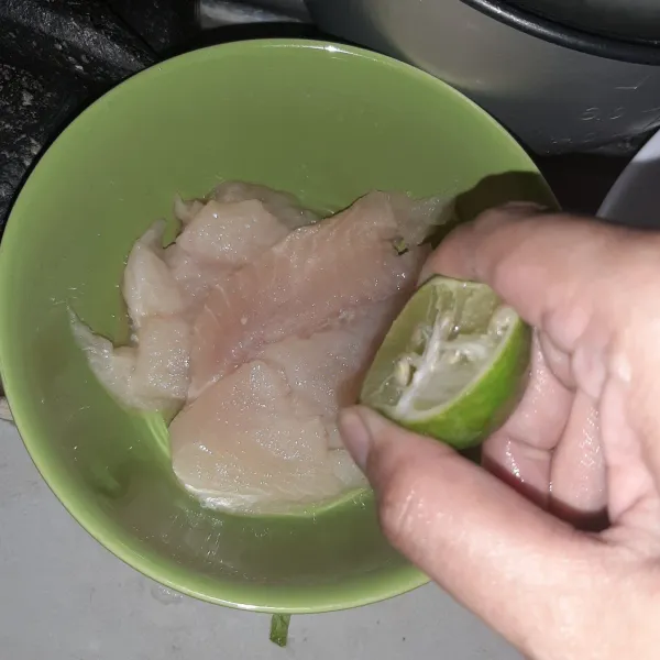 Beri perasan 1/2 jeruk nipis dan 1/4 sdt garam pada dori, marinasi selama 15 menit.