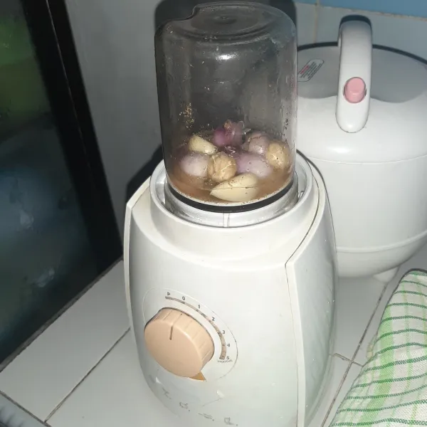 Haluskan bumbu.