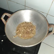 Goreng hingga renyah, tiriskan dan sisihkan.