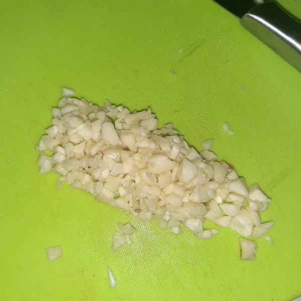 Geprek lalu cacah bawang putih.