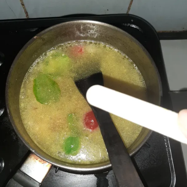 Beri garam, kaldu jamur dan kunyit bubuk.