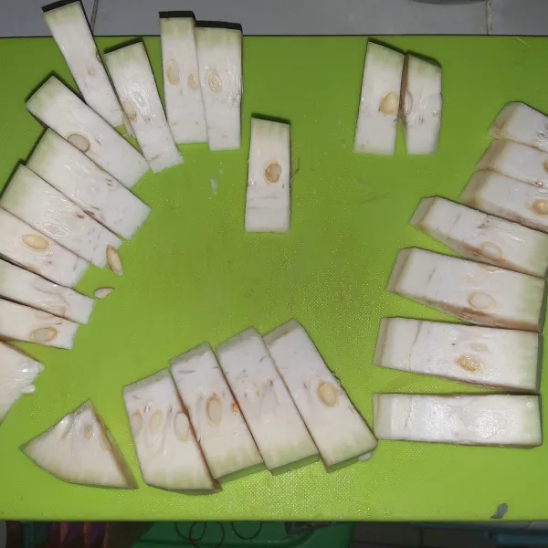 Potong nangka. Agar getah tidak lengket di tangan lebih aman gunakan sarung tangan plastik. Dan untuk pisau olesi dengan minyak goreng.