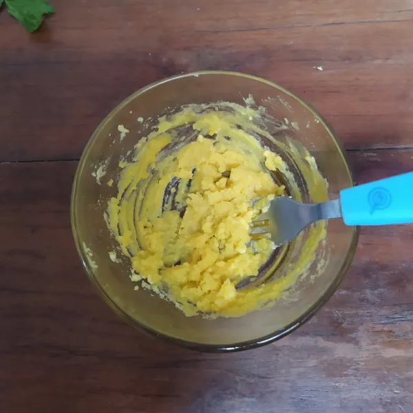 Buat saus selat : Hancurkan kuning telur, lalu masukkan gula pasir, cuka, dan garam. Aduk hingga rata.