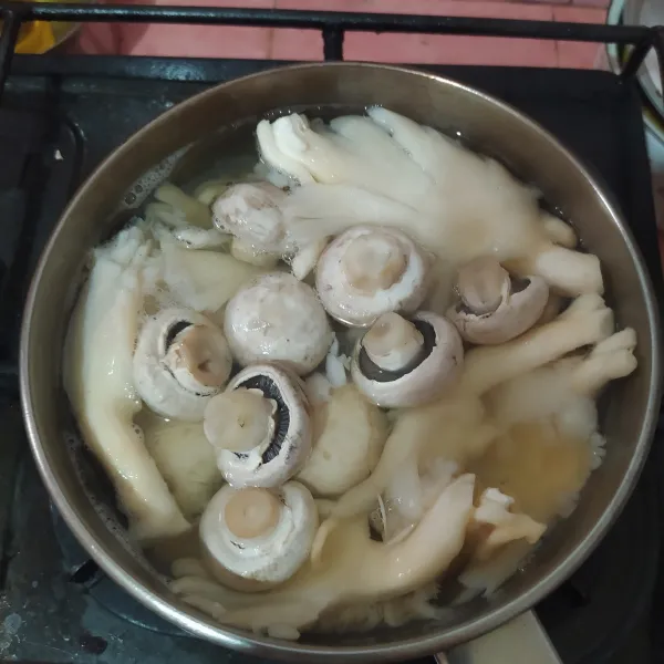 Rebus sebentar jamur tiram dan jamur kancing. Tiriskan dan biarkan sampai agak dingin.