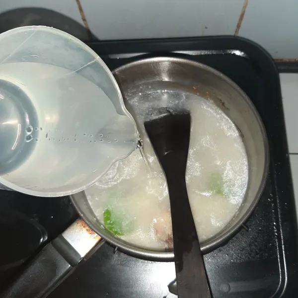 Tambahkan air.