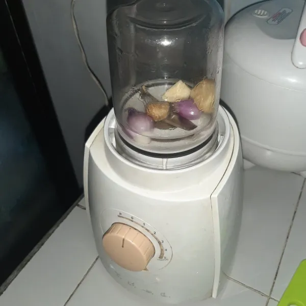 Haluskan bumbu halus.