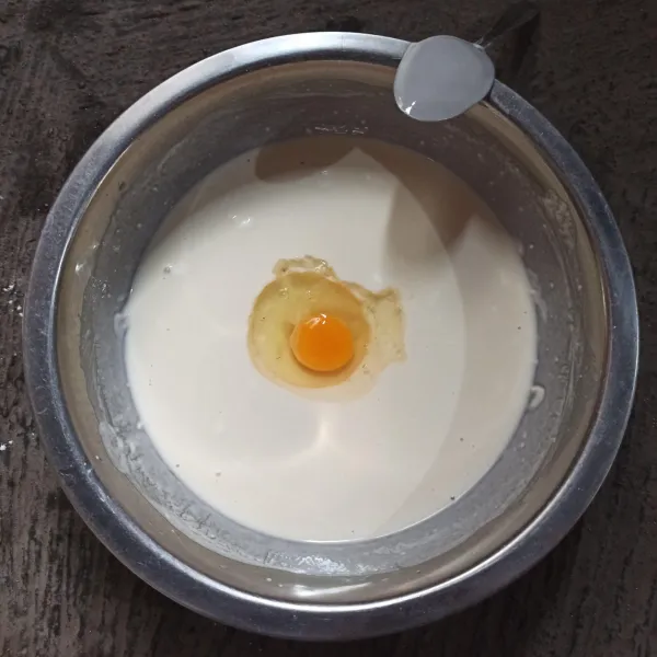 Campur telur, tepung terigu, air, santan dan garam lalu aduk rata.
