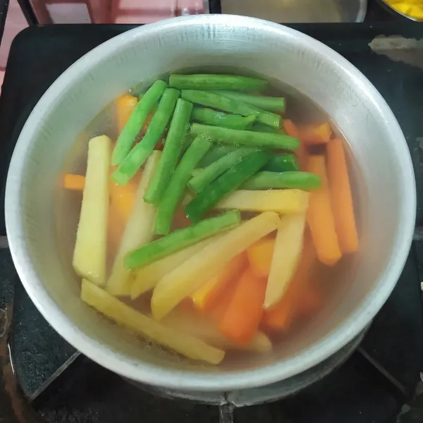 Pelengkap : buncis dipotong panjang, begitu juga wortel dan kentang dipotong serasi dengan buncis. Kemudian rebus sebentar dalam air garam.