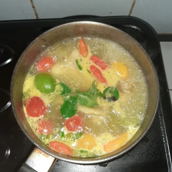 Setelah dori matang, tambahkan daun kemangi lalu aduk rata, angkat.