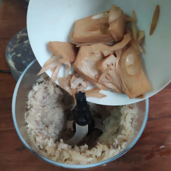Blender kasar jamur tiram dan jamur kancing. Masukkan nangka muda rebus, blender lagi.