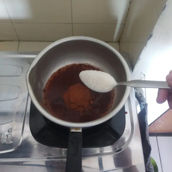 Tambahkan gula pasir lalu aduk rata agar tidak menggumpal.