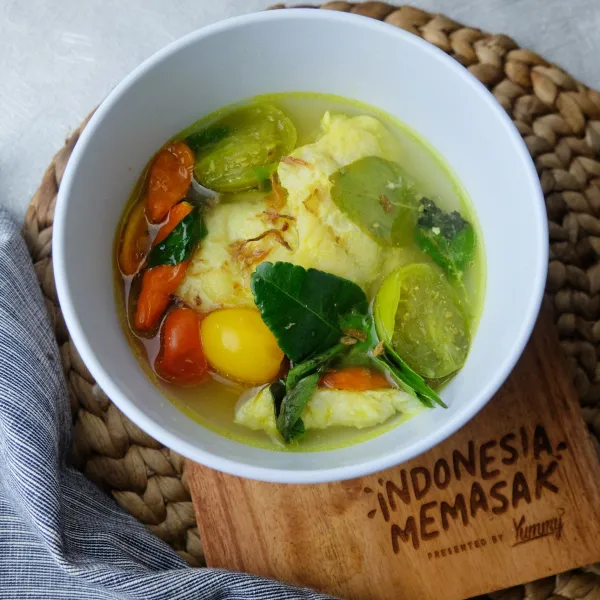 Sajikan di atas piring saji.