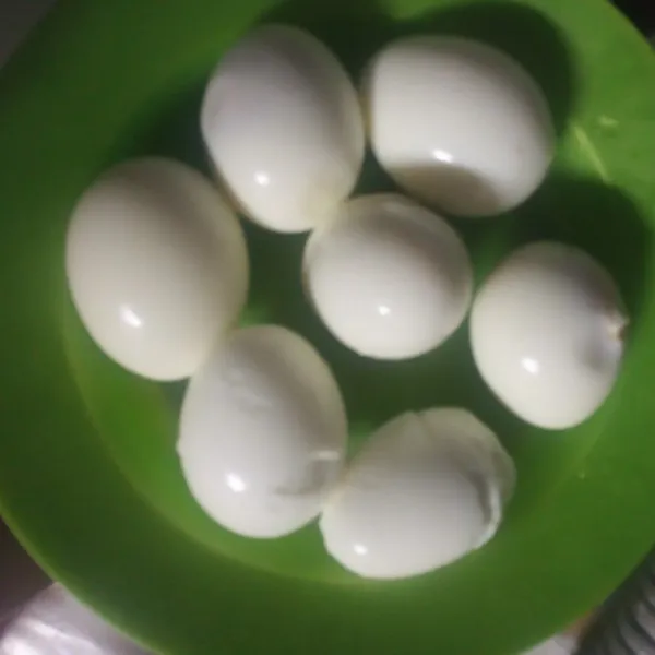 Rebus dan kupas telur.