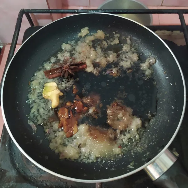 Masukkan kayu manis, pekak, kecap manis, kecap asin, kecap inggris, air asam jawa, gula jawa, gula pasir, dan garam.