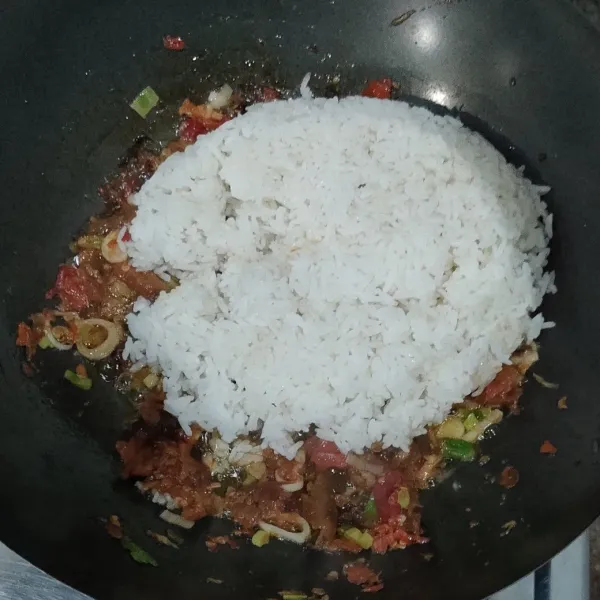 Masukkan nasi, lalu aduk dan tambahkan garam, serta kaldu bubuk.