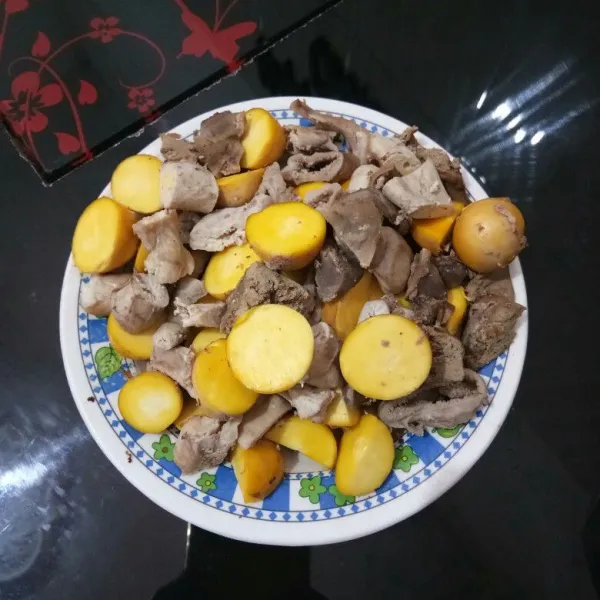 Lalu potong-potong uritan sesuai selera.