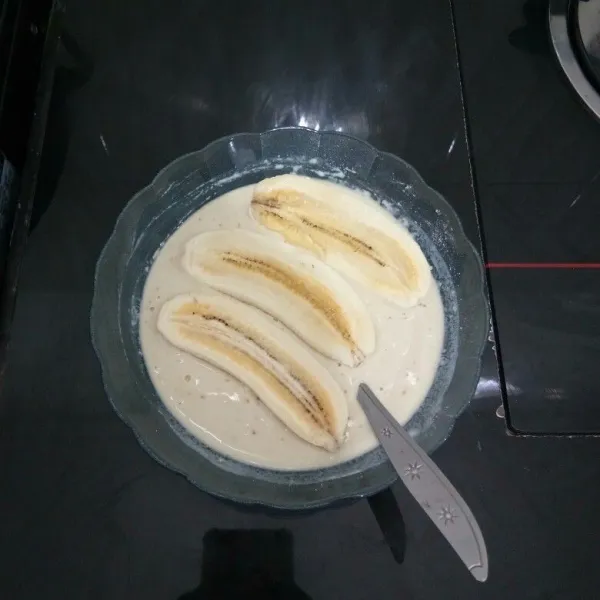 Kemudian masukkan potongan pisang ke dalam adonan tepung. Balur hingga rata.
