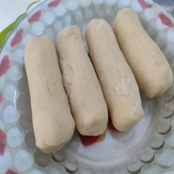 Setelah itu bentuk pempek menjadi seperti lenjer, kemudian sisihkan.