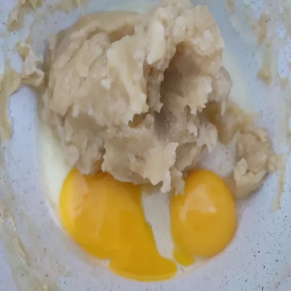 Setelah itu tambahkan telur, lalu aduk hingga rata.