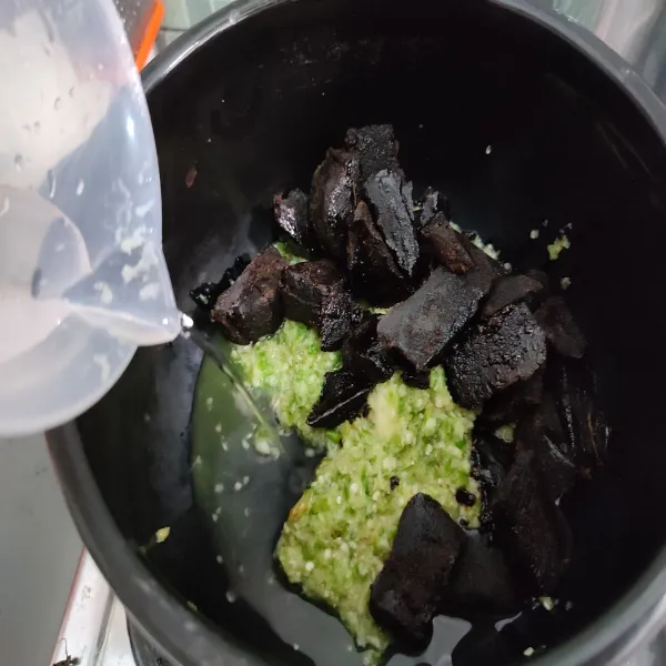 Blender cabai rawit dan bawang putih. Salin ke dalam wajan, campurkan dengan semua bahan pembuatan cuko, kemudian rebus hingga mendidih dan gula larut. Masak hingga kuah mengental dan bau langu cabai hilang. Matikan api, kemudian saring.