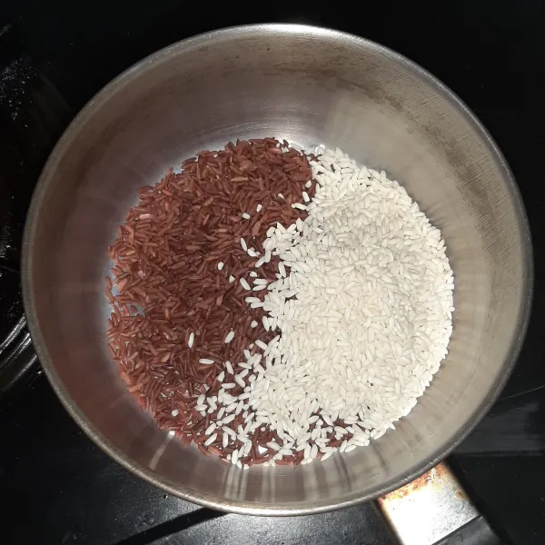 Siapkan beras merah dan beras ketan.