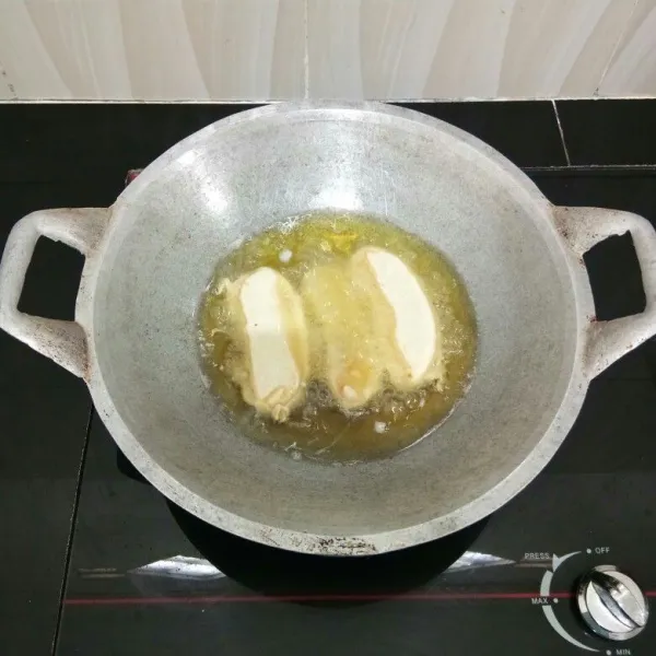 Lalu goreng pisang dalam minyak panas hingga matang. Angkat, tiriskan.