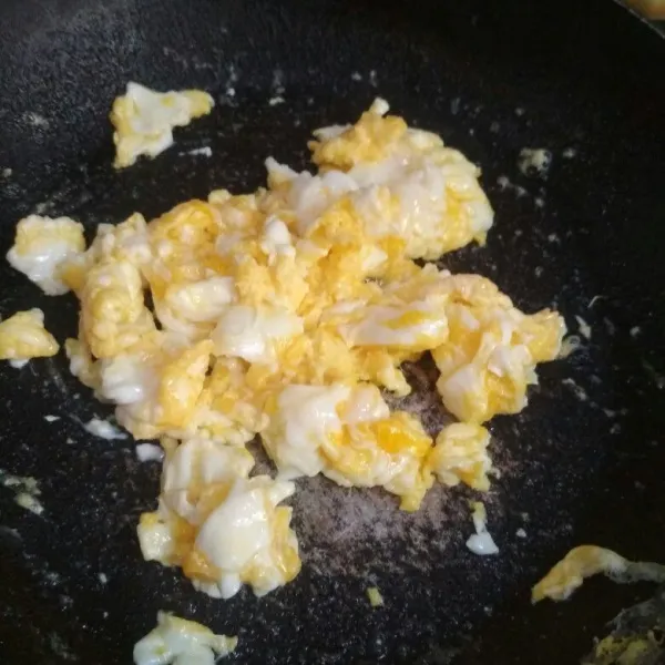 Panaskan margarin, pecahkan telur dan buat orak-arik.