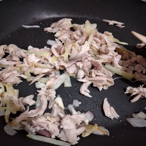 Masukkan ayam suwir, tumis hingga ayam berubah warna.