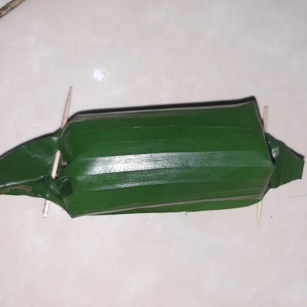 Kunci bagian satunya dengan tusuk gigi.
