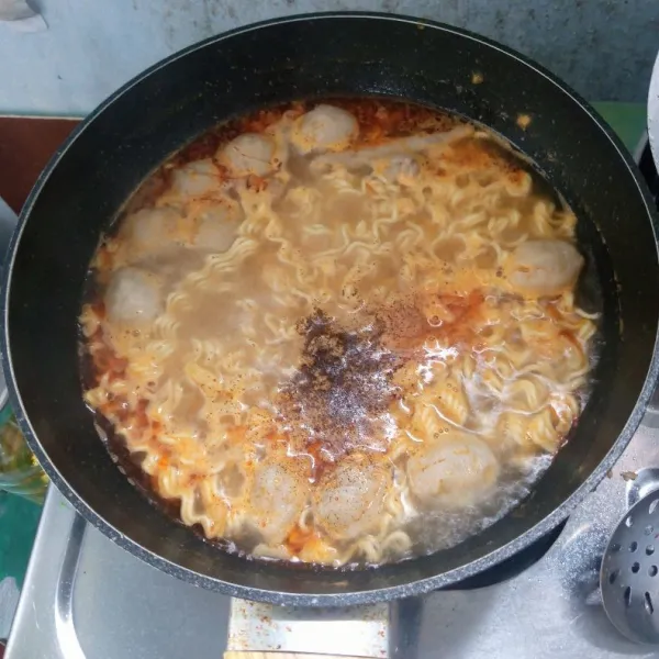 Masukkan bahan kuah lainnya. Masak sampai mendidih. Icip rasa.