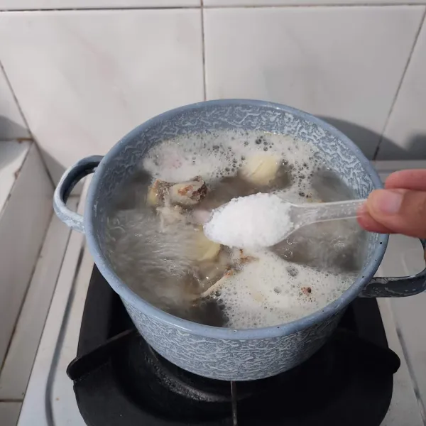 Bumbui dengan garam, gula dan merica bubuk lalu koreksi rasa. Masukkan bakso ikan dan masak sampai bumbu meresap.
