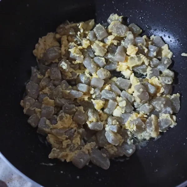 Goreng adonan dengan telur