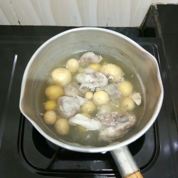 Cuci bersih uritan, lalu rebus dengan secukupnya air dan garam hingga matang, tiriskan.