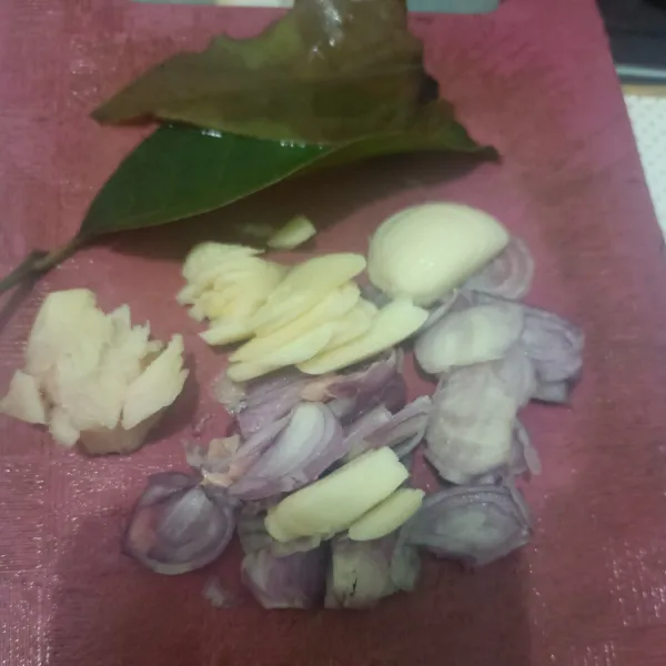 Rajang bawang merah dan bawang putih, geprek laos.