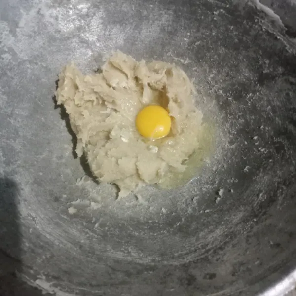 Setelah adonan menghangat, masukkan telur dan uleni sampai tercampur rata.