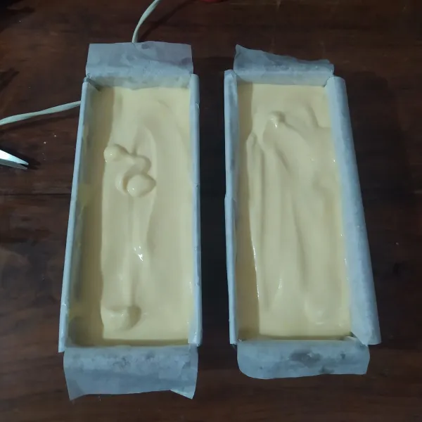 Tuang ke dalam loyang (saya pakai 2 loyang ukuran 10cm x 20cm).