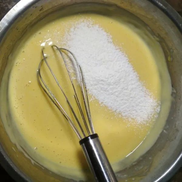 Masukkan tepung terigu dan tepung maizena aduk hingga menjadi adonan kental