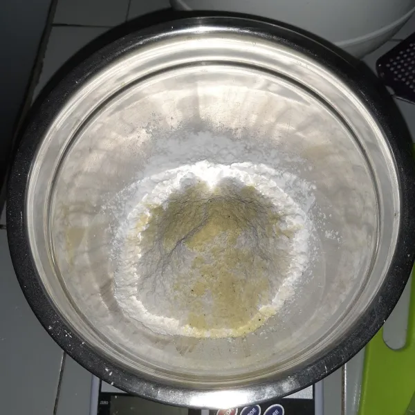Campurkan tepung tapioka, tepung terigu, garam dan penyedap rasa lalu aduk rata.